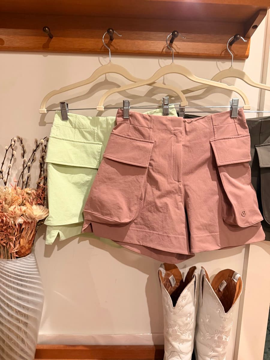 Relaxed-Fit Super-High-Rise Cargo Short 4" in Taupetastic