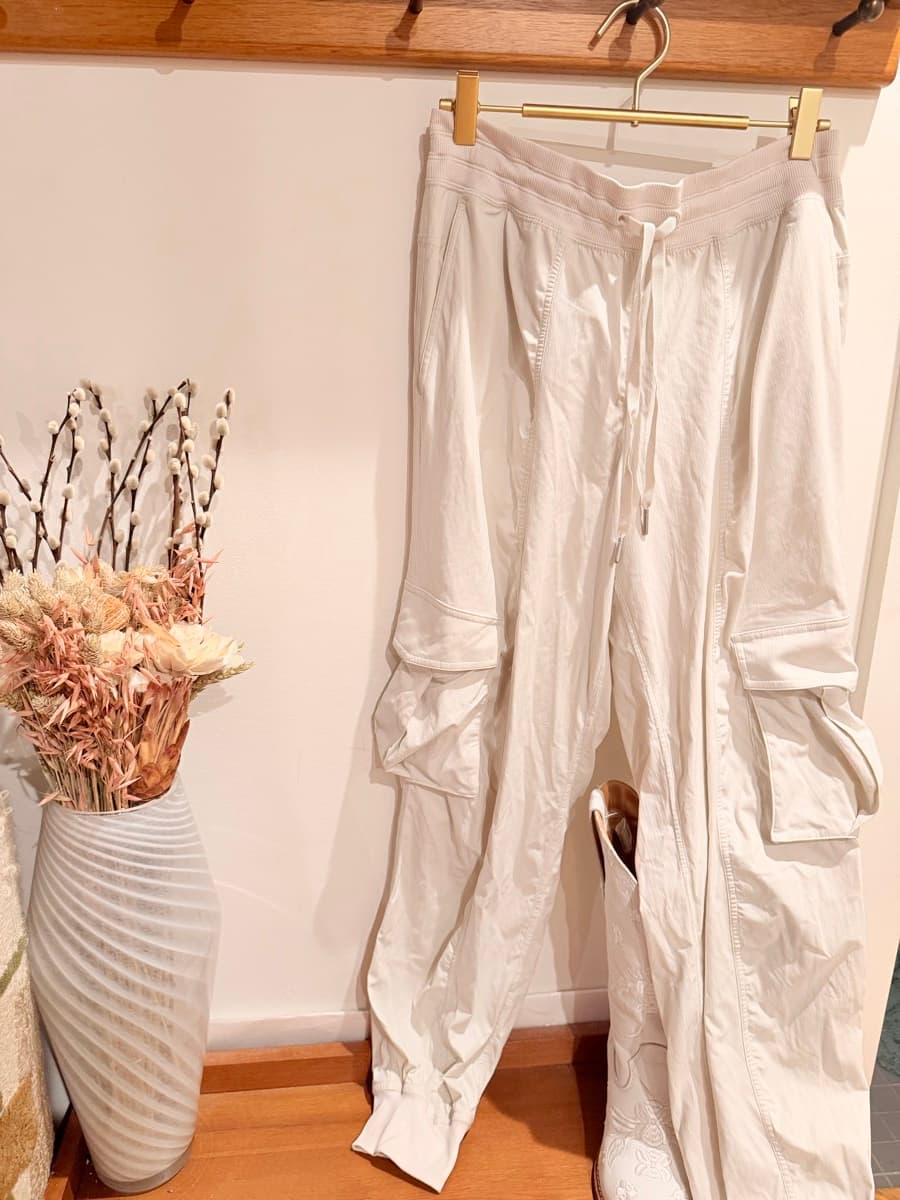 Dance Studio Relaxed-Fit Mid-Rise Cargo Jogger in Bone
