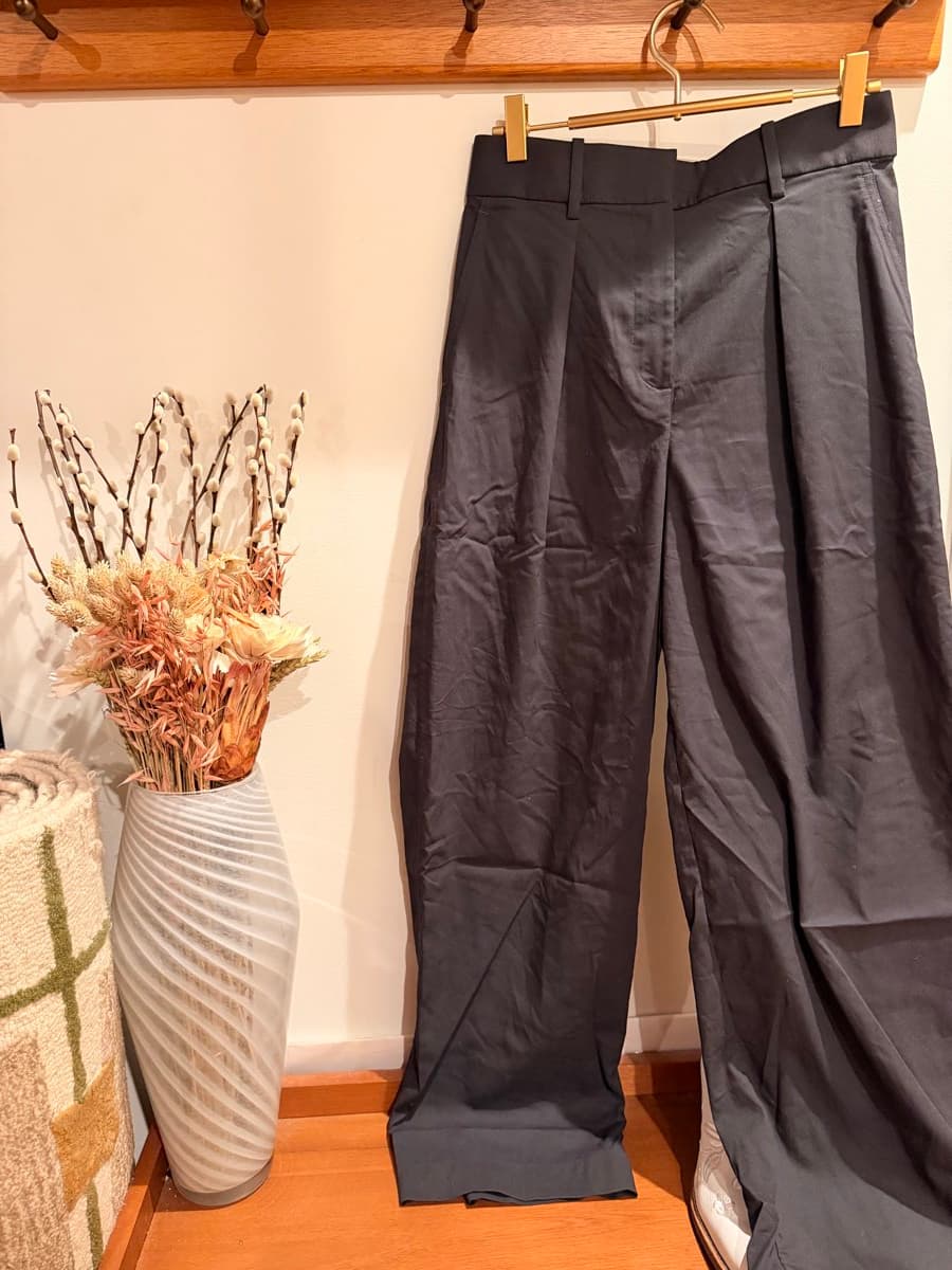 Pleat-Front High-Rise Trouser Regular in Graphite Grey