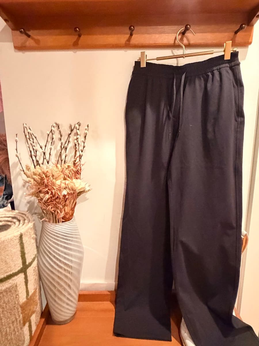 Straight-Leg Mid-Rise Luxtreme Pant Regular in Black
