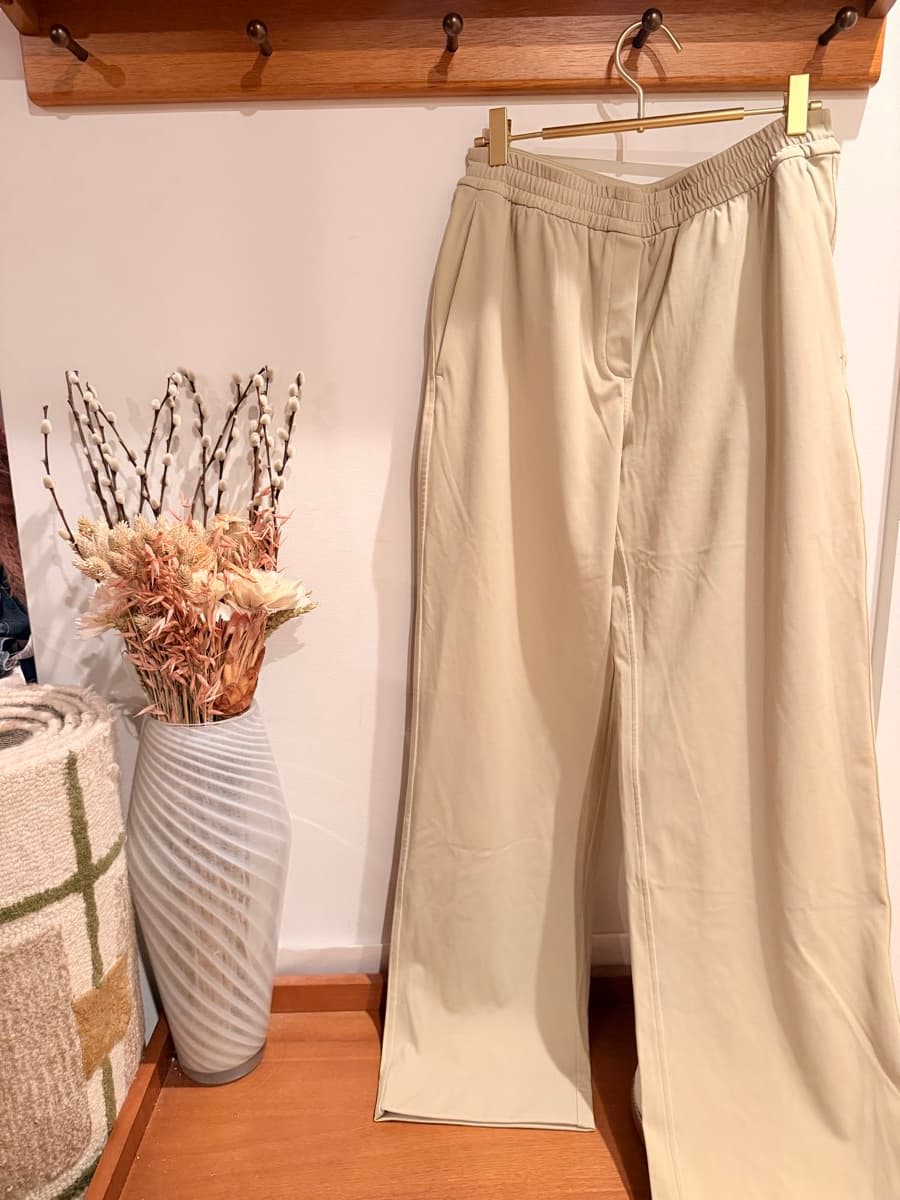 Straight-Leg Mid-Rise Luxtreme Pant Regular in Khaki
