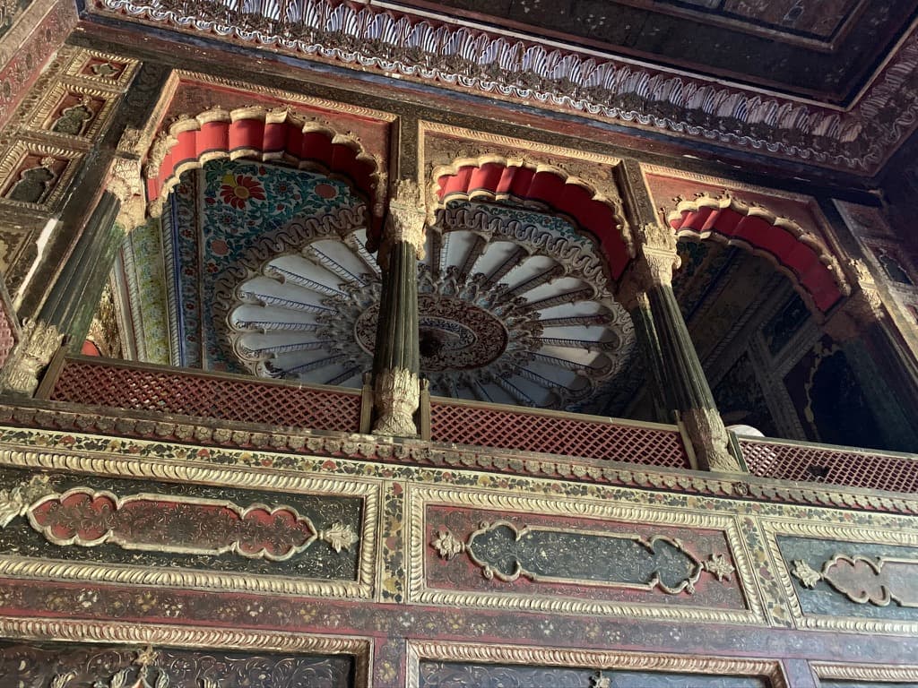 Peacock-Tail Fan Arches with Red Scalloped Edges